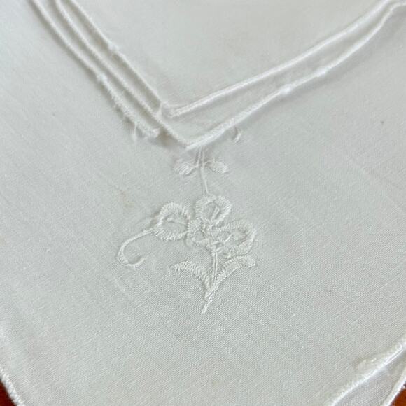 Vintage White Embroidered Cloth Napkins Set of 6 with Scalloped Edges - Picture 3 of 10